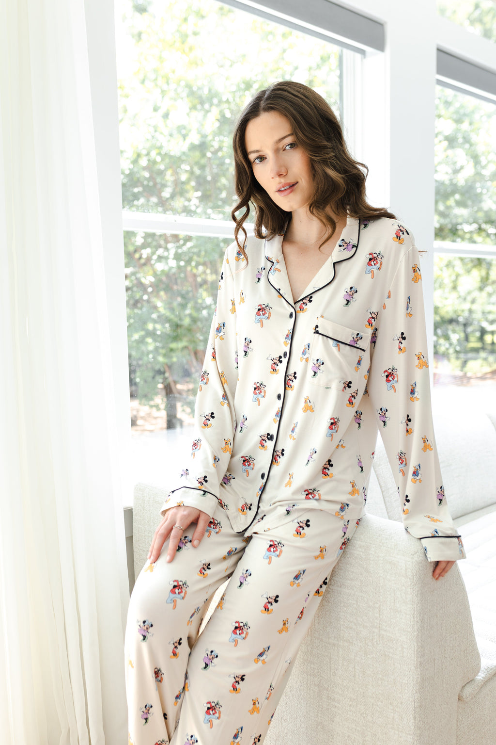 Long-Sleeved Women's Pajama Set in Mickey Mouse & Friends